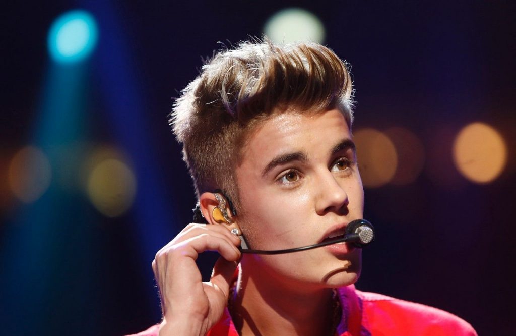 Justin Bieber Security Attacks Fans – VIDEO