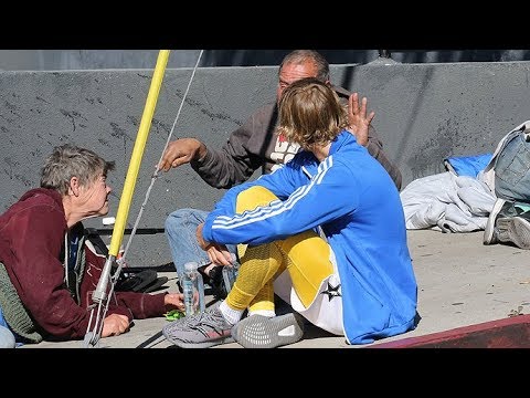 EXCLUSIVE! – Justin Bieber Speaks to Homeless People on the Street, brings them Water