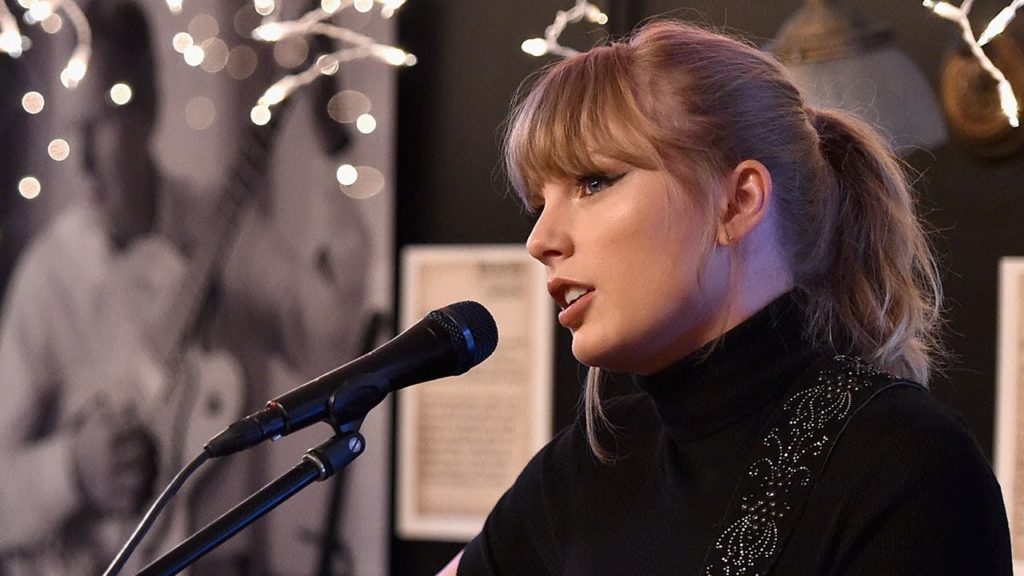 Taylor Swift gives SURPRISE Performance at first Bar she was discovered at