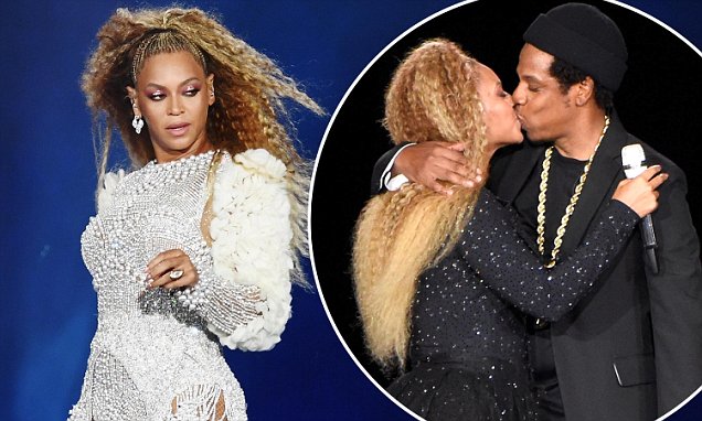 Beyonce and Jay Z share a kiss on stage after their New Jersey concert was delayed