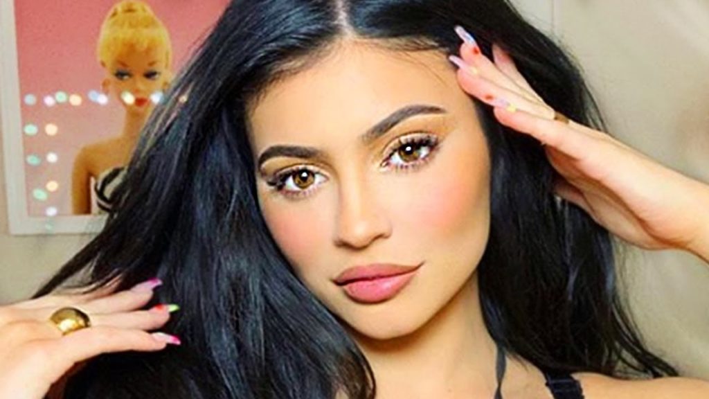 Kylie Jenner Fans Blast her copying Rihanna’s Style